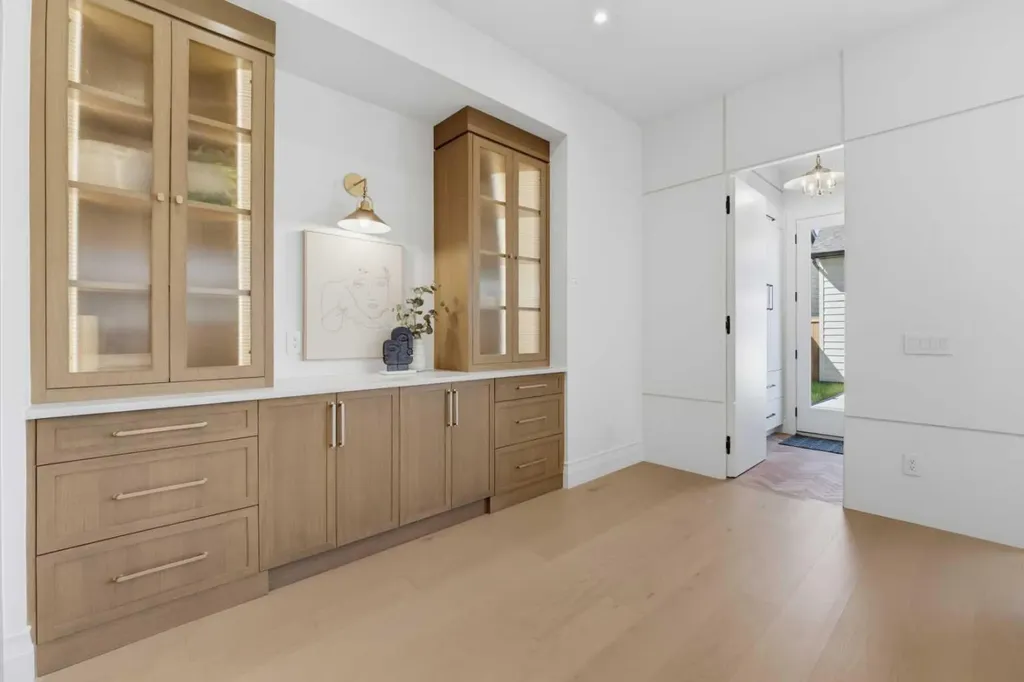 2032 52 Avenue SW Calgary AB T3E 1K1
