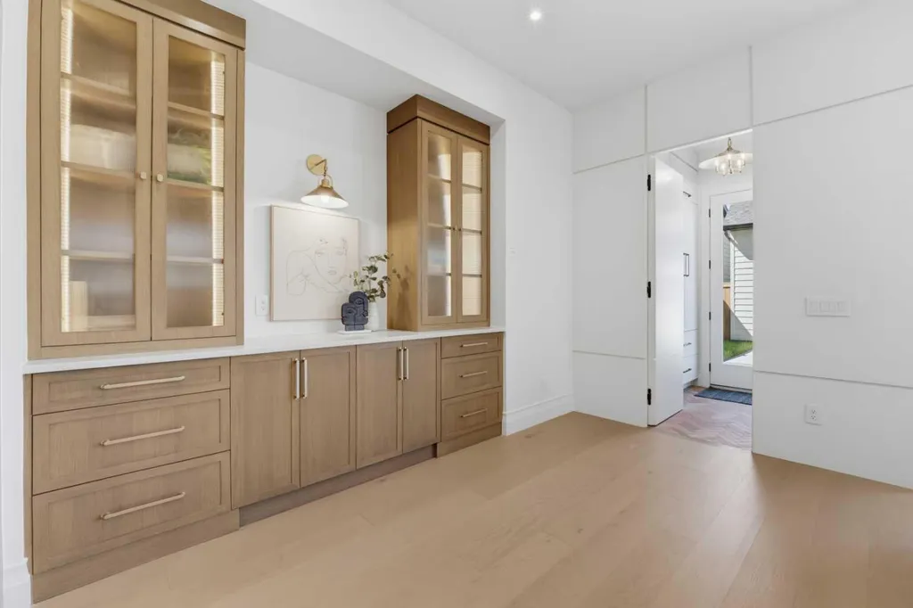 2032 52 Avenue SW Calgary AB T3E 1K1