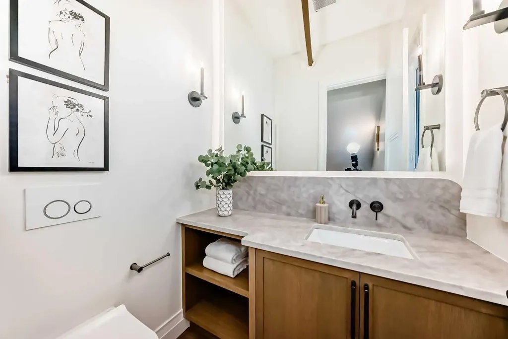 2032 52 Avenue SW Calgary AB T3E 1K1