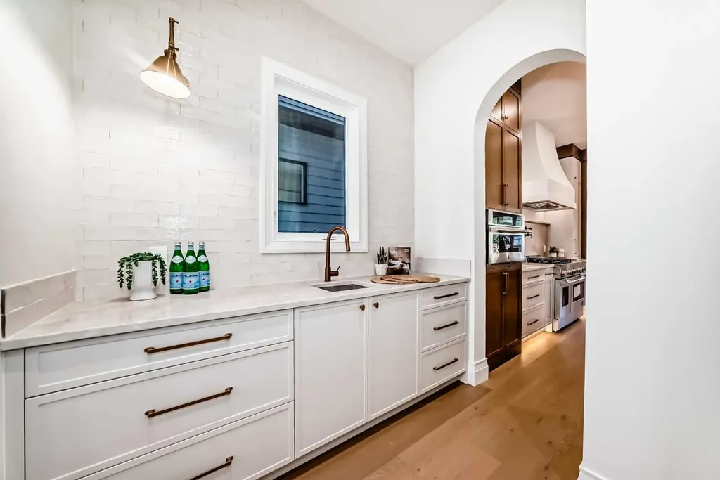 2032 52 Avenue SW Calgary AB T3E 1K1
