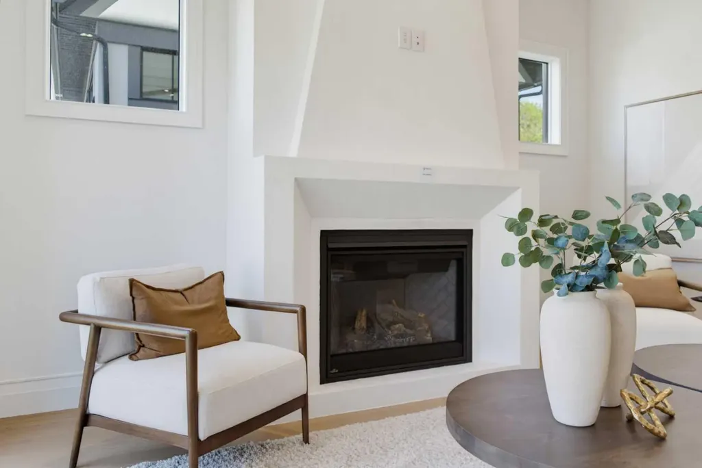 2032 52 Avenue SW Calgary AB T3E 1K1