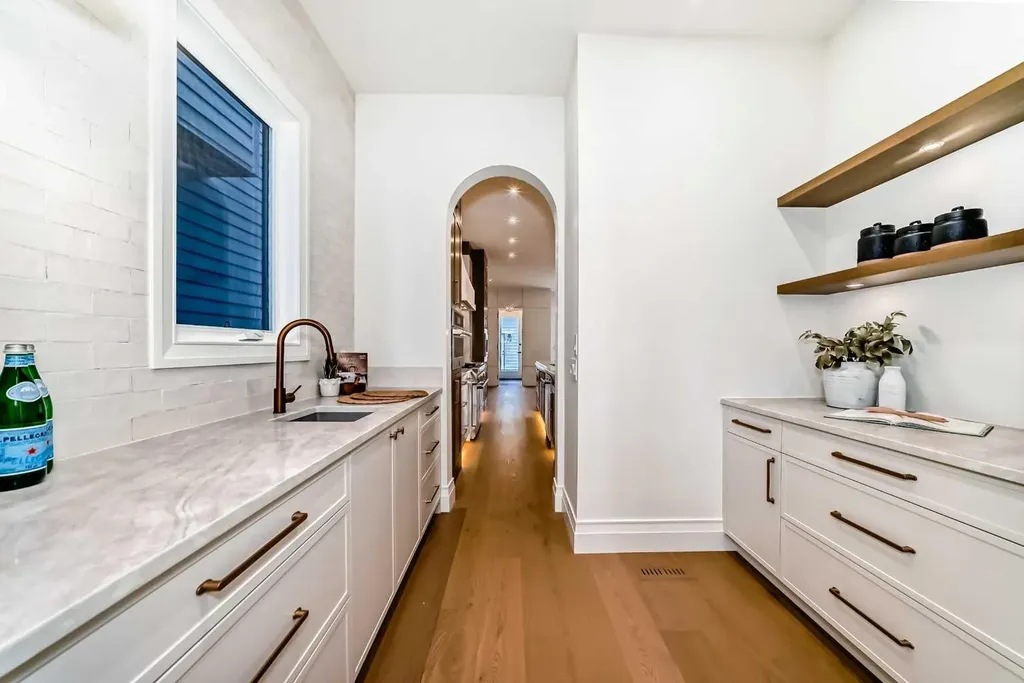 2032 52 Avenue SW Calgary AB T3E 1K1