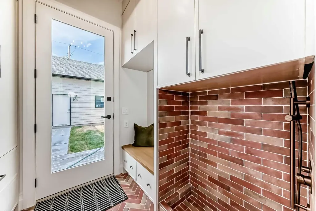 2032 52 Avenue SW Calgary AB T3E 1K1