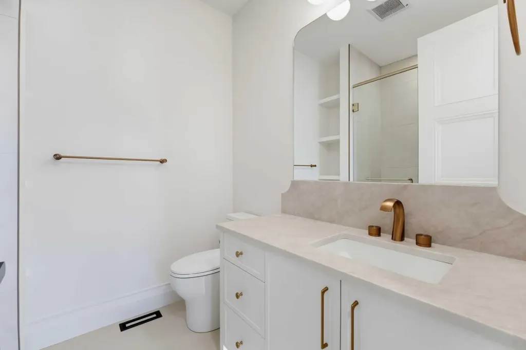 2032 52 Avenue SW Calgary AB T3E 1K1