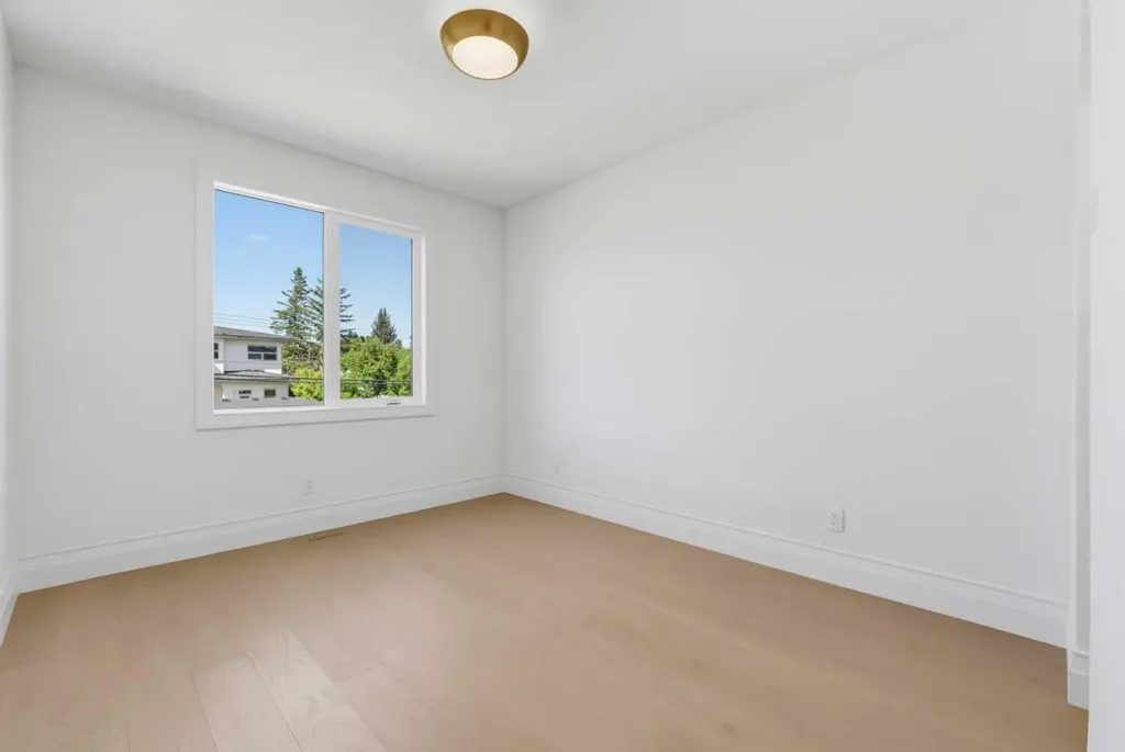 2032 52 Avenue SW Calgary AB T3E 1K1