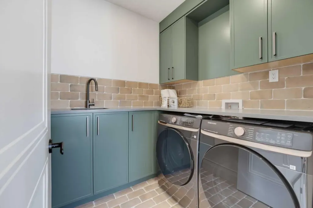 2032 52 Avenue SW Calgary AB T3E 1K1