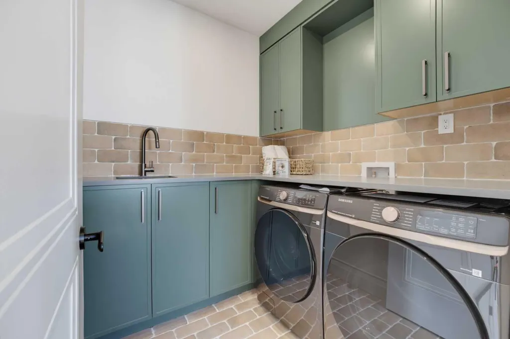 2032 52 Avenue SW Calgary AB T3E 1K1