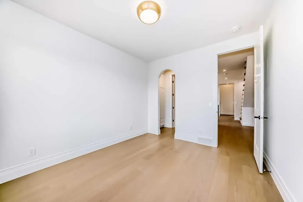 2032 52 Avenue SW Calgary AB T3E 1K1