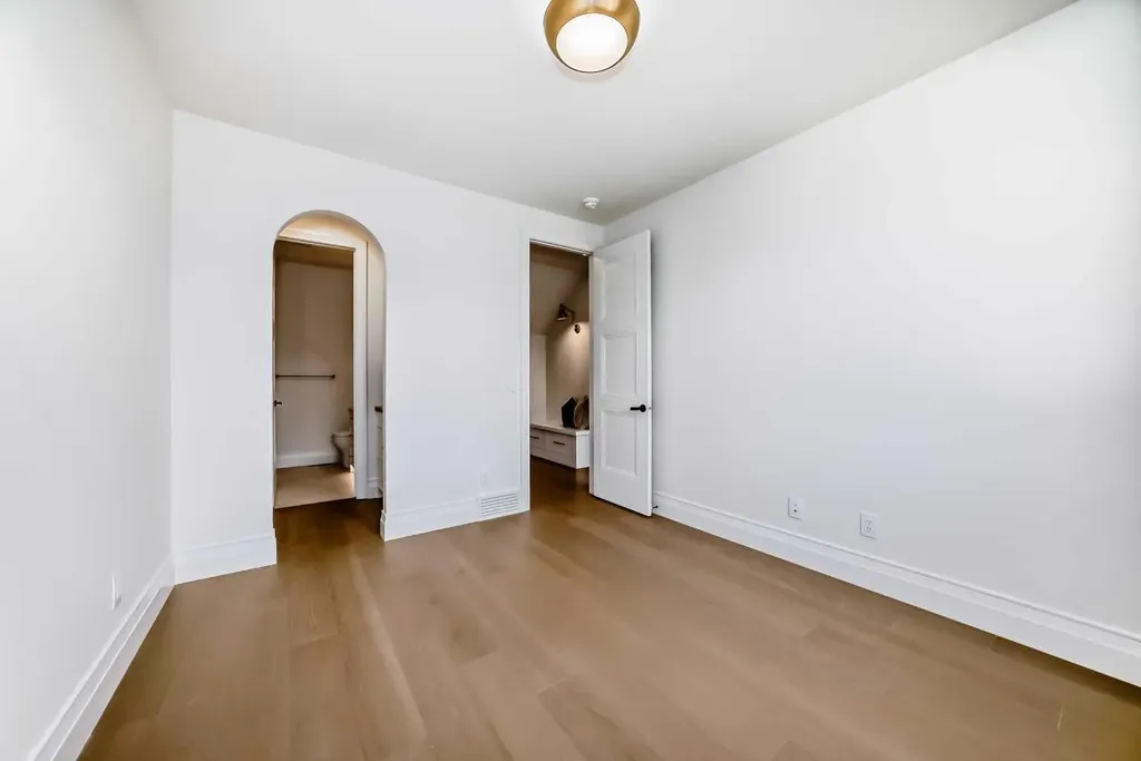 2032 52 Avenue SW Calgary AB T3E 1K1