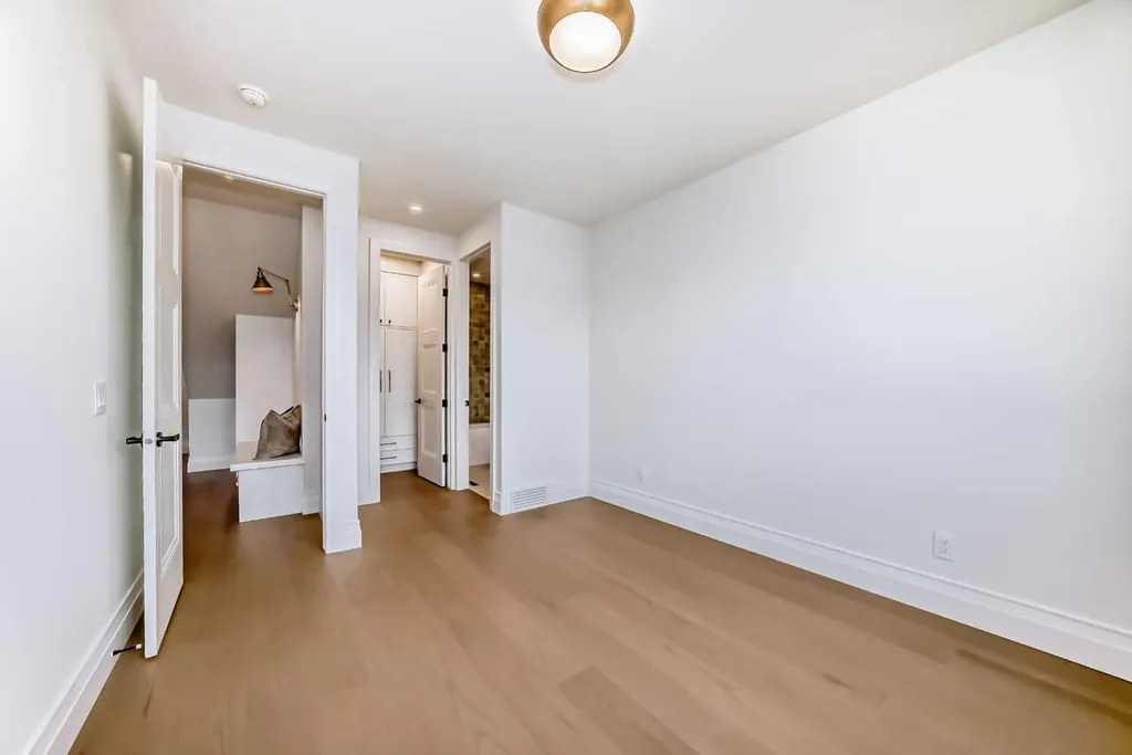2032 52 Avenue SW Calgary AB T3E 1K1