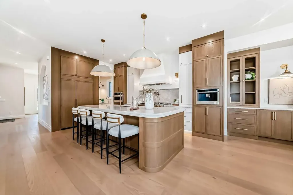 2032 52 Avenue SW Calgary AB T3E 1K1