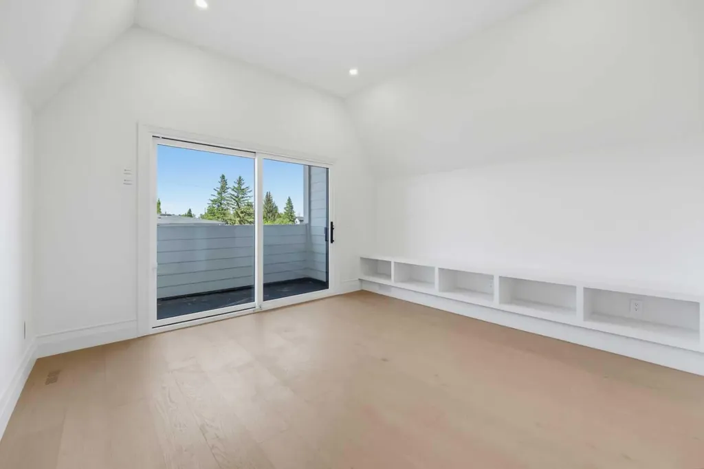 2032 52 Avenue SW Calgary AB T3E 1K1