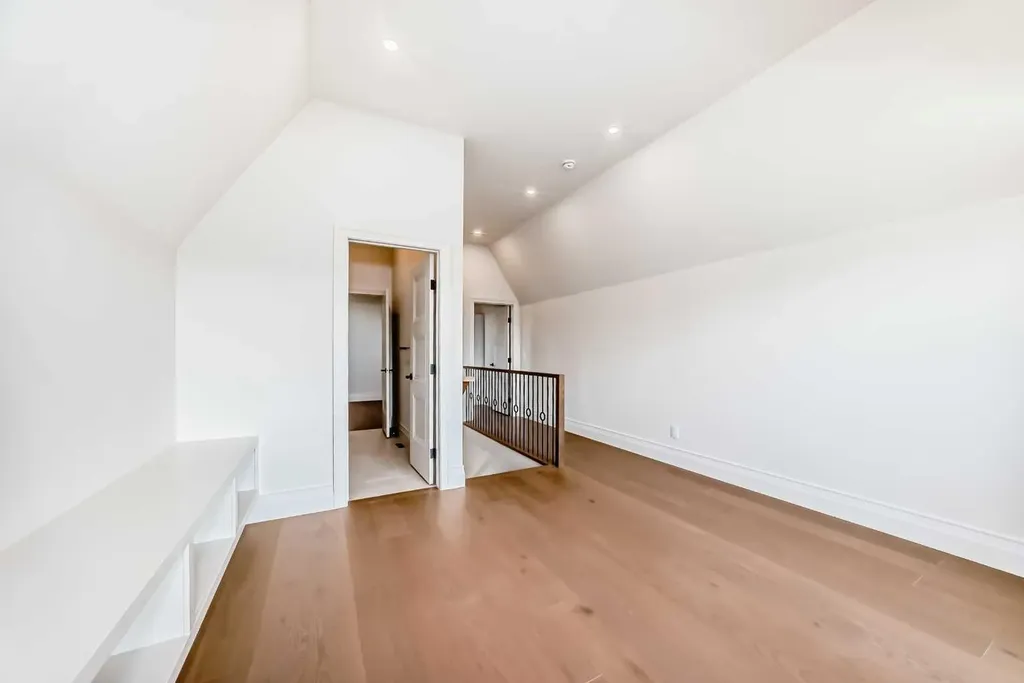 2032 52 Avenue SW Calgary AB T3E 1K1