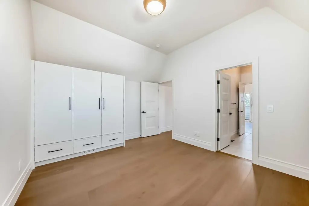 2032 52 Avenue SW Calgary AB T3E 1K1