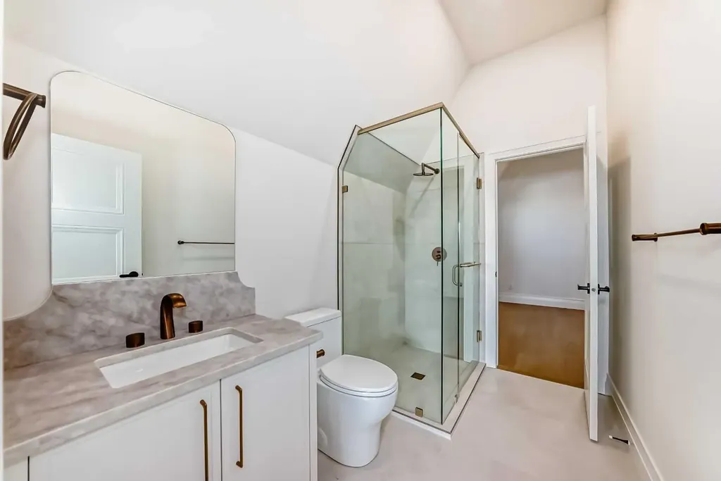2032 52 Avenue SW Calgary AB T3E 1K1