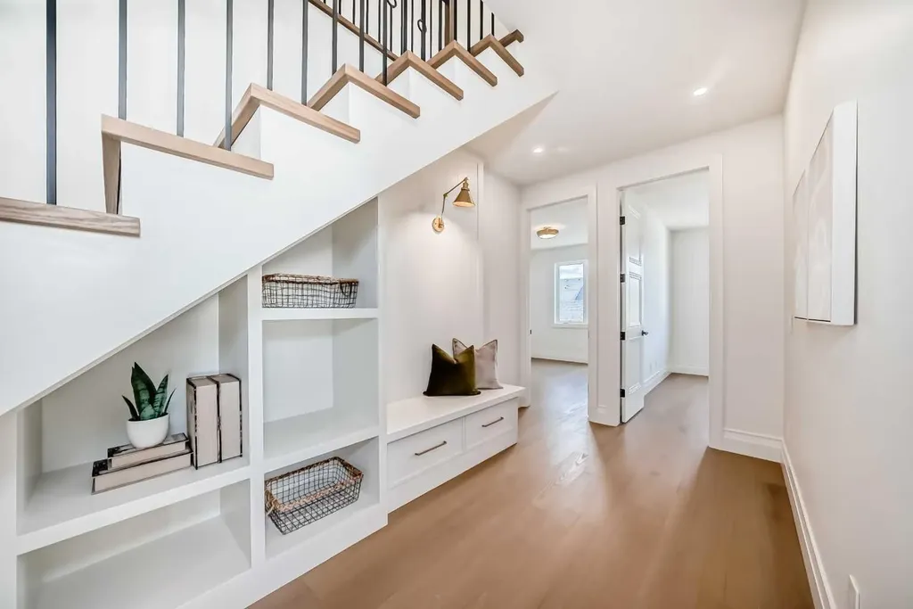 2032 52 Avenue SW Calgary AB T3E 1K1