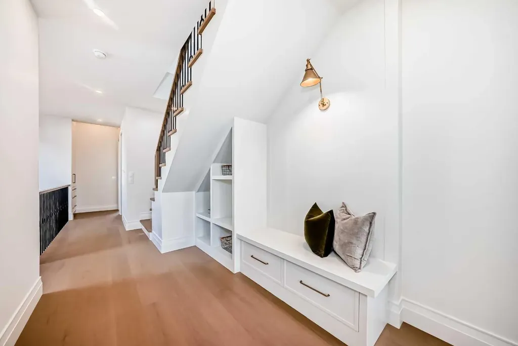 2032 52 Avenue SW Calgary AB T3E 1K1
