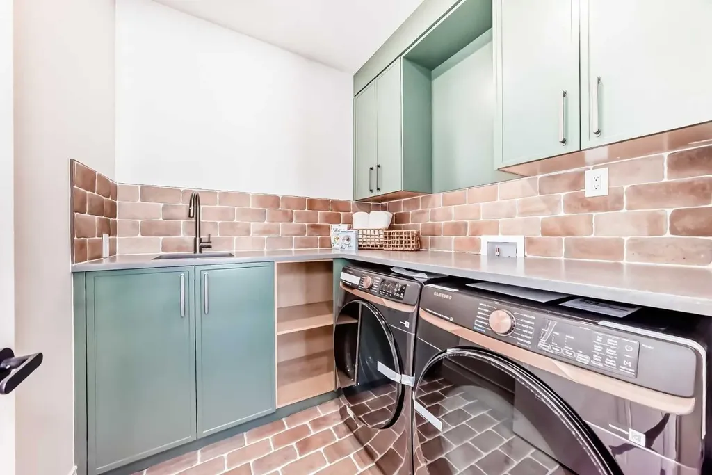 2032 52 Avenue SW Calgary AB T3E 1K1
