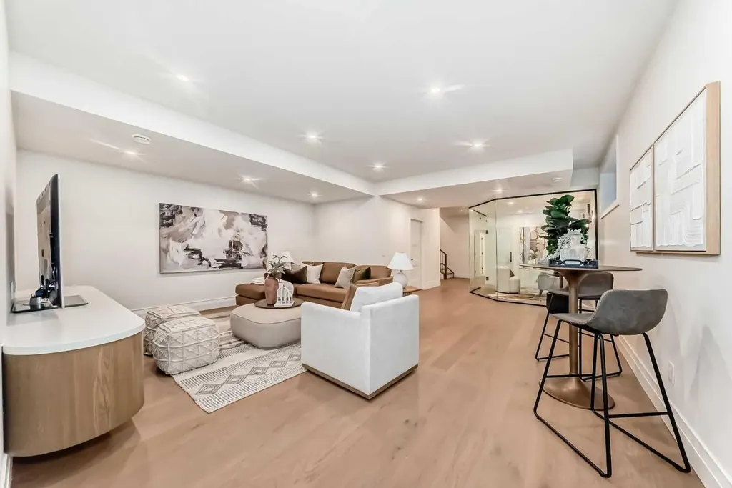 2032 52 Avenue SW Calgary AB T3E 1K1
