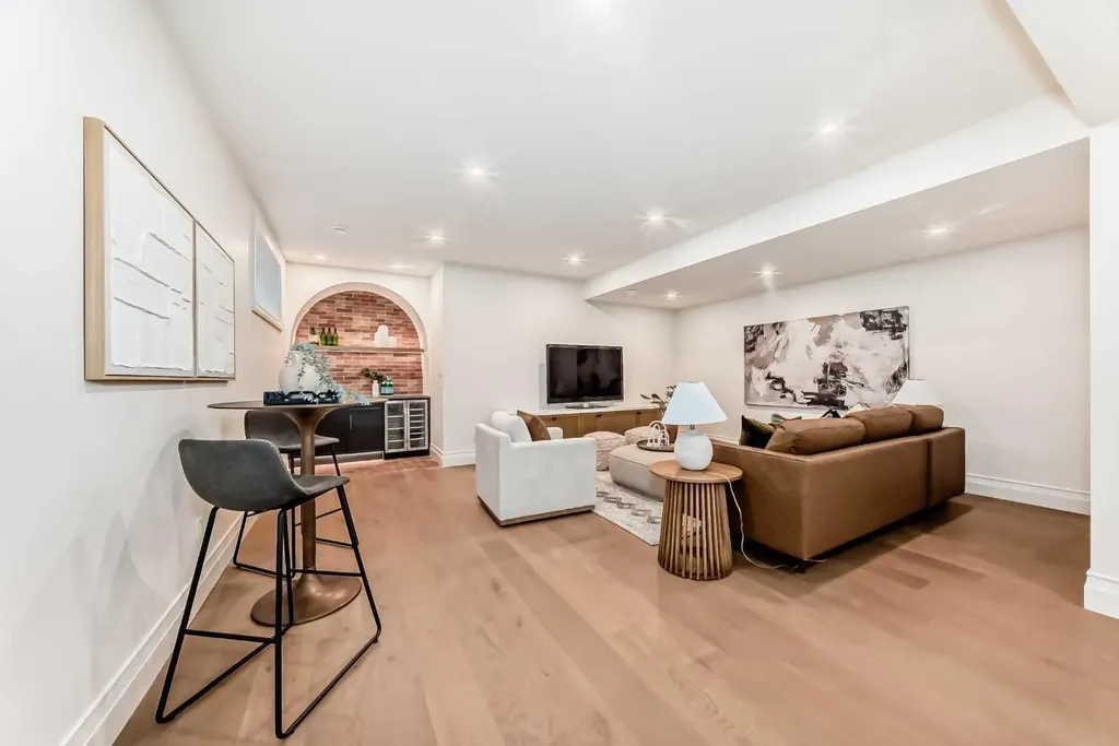 2032 52 Avenue SW Calgary AB T3E 1K1