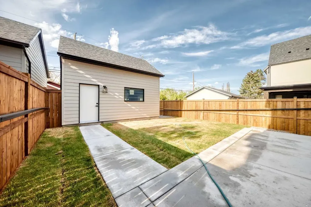 2032 52 Avenue SW Calgary AB T3E 1K1