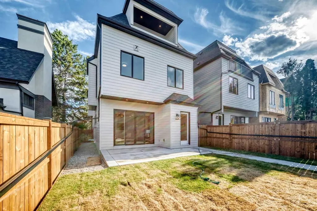 2032 52 Avenue SW Calgary AB T3E 1K1