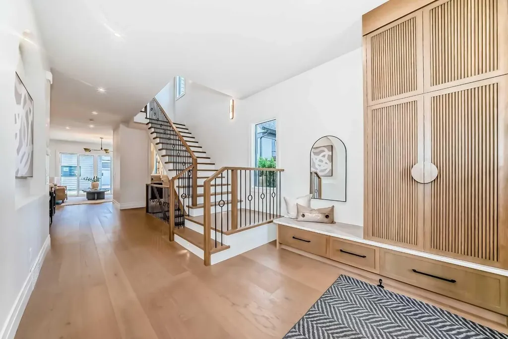 2032 52 Avenue SW Calgary AB T3E 1K1