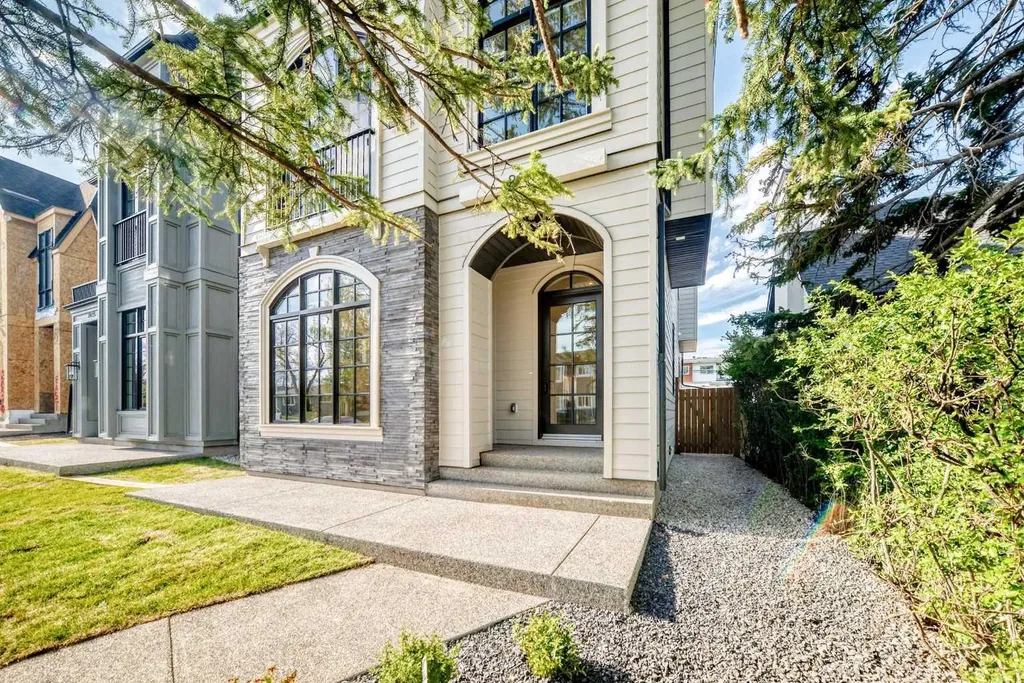 2032 52 Avenue SW Calgary AB T3E 1K1