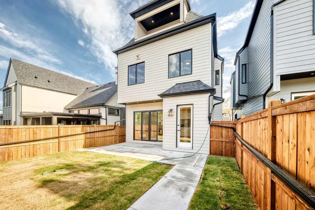 2032 52 Avenue SW Calgary AB T3E 1K1
