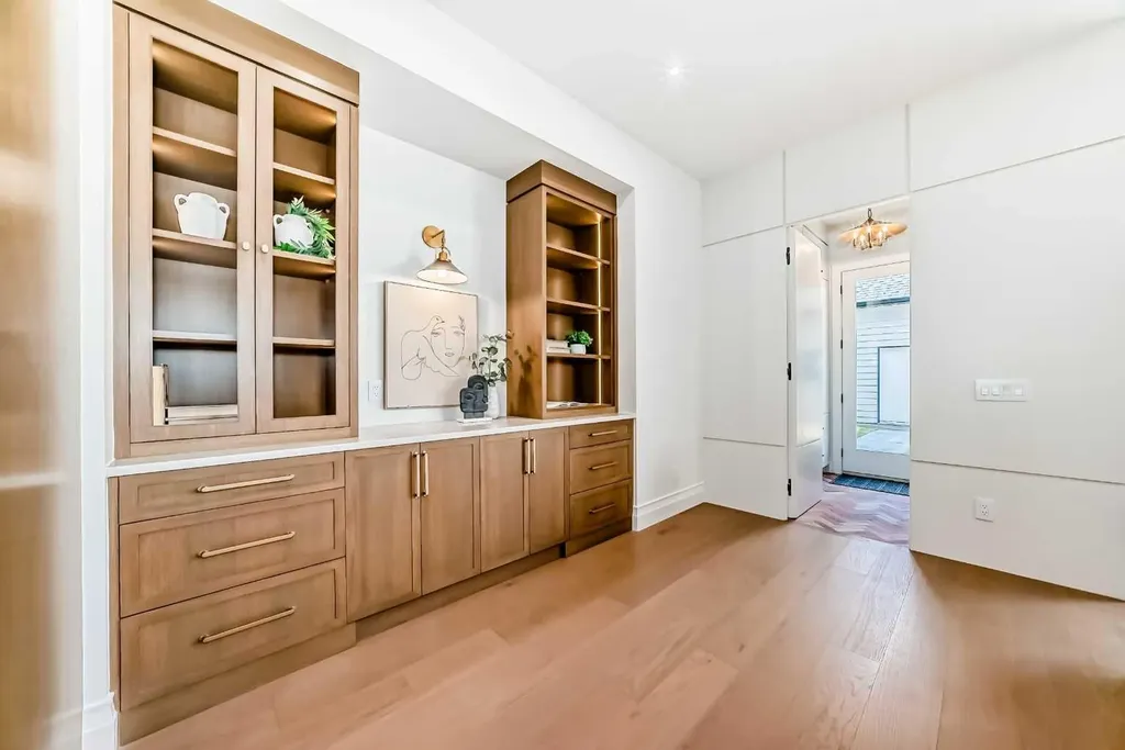 2032 52 Avenue SW Calgary AB T3E 1K1