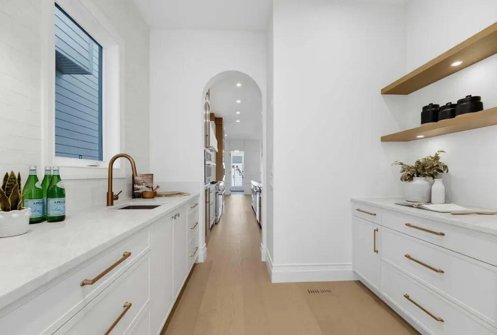 2032 52 Avenue SW Calgary AB T3E 1K1