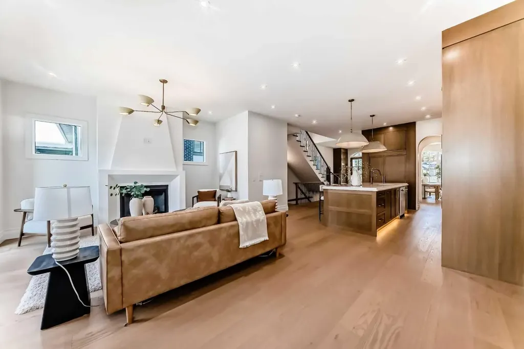 2032 52 Avenue SW Calgary AB T3E 1K1