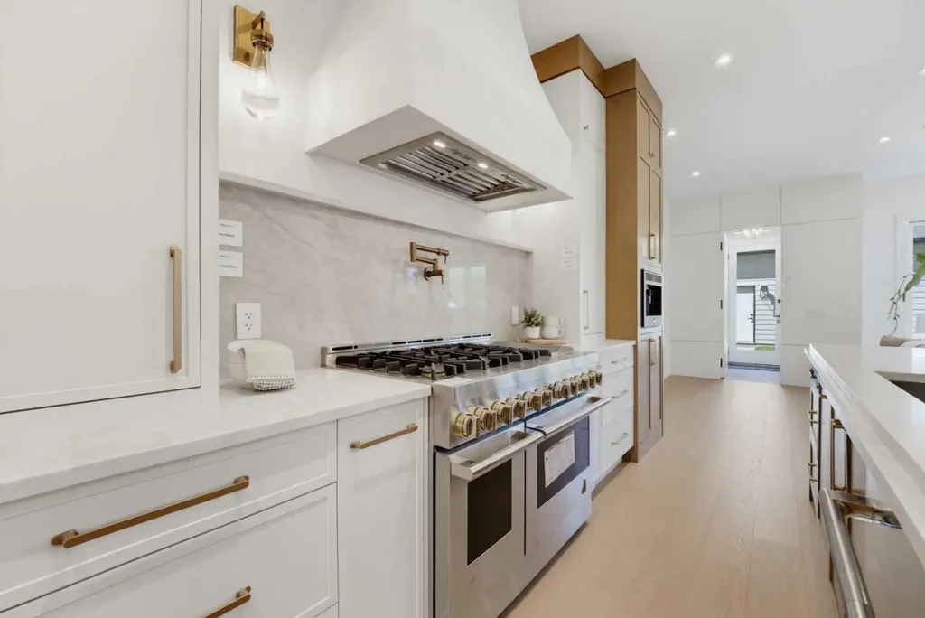2032 52 Avenue SW Calgary AB T3E 1K1