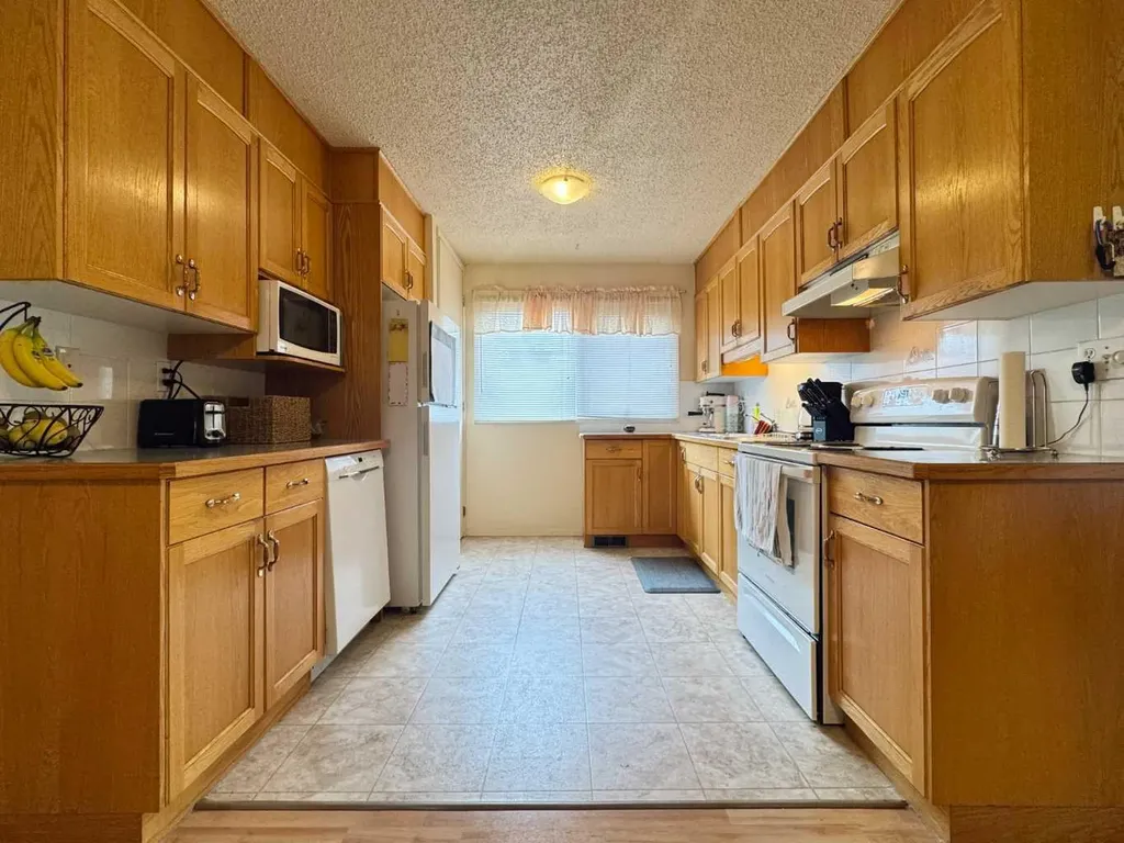 42 Selkirk Road W Lethbridge AB T1K 4N6