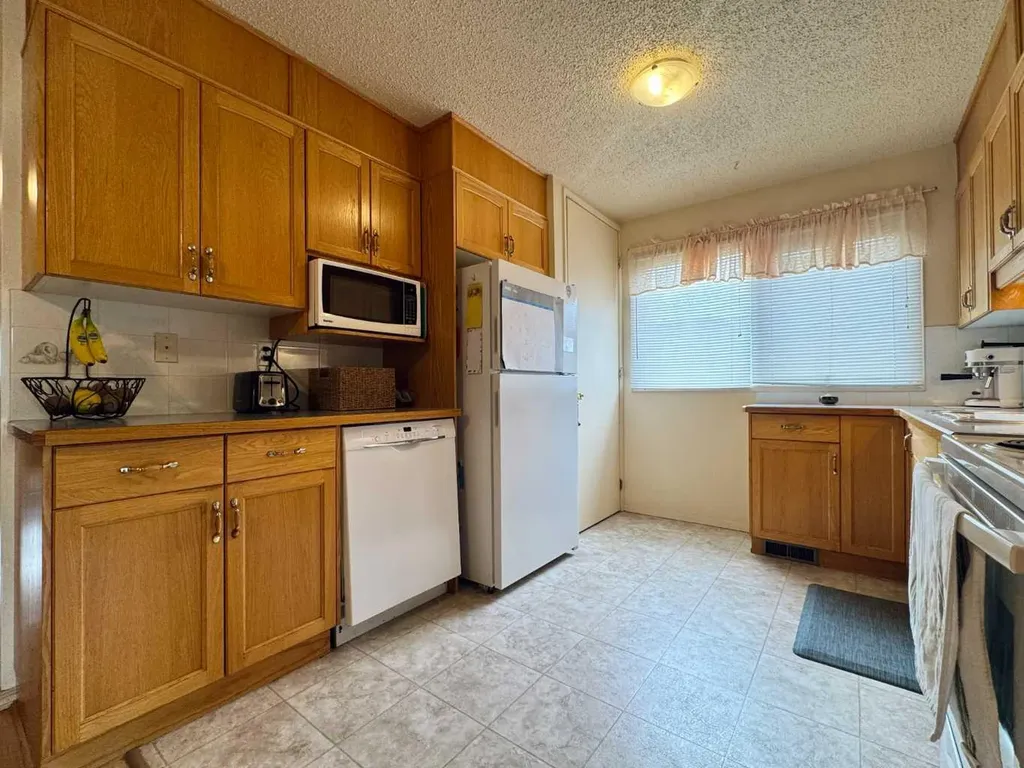 42 Selkirk Road W Lethbridge AB T1K 4N6