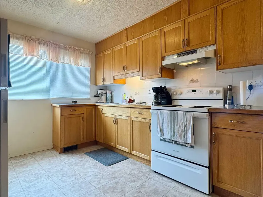 42 Selkirk Road W Lethbridge AB T1K 4N6