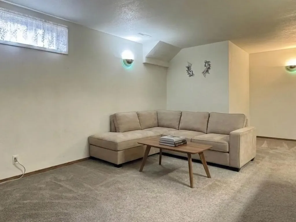 42 Selkirk Road W Lethbridge AB T1K 4N6