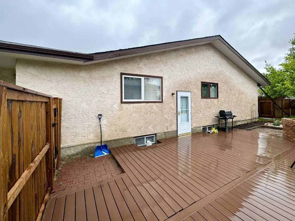 42 Selkirk Road W Lethbridge AB T1K 4N6