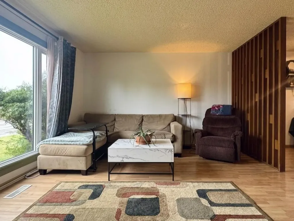 42 Selkirk Road W Lethbridge AB T1K 4N6