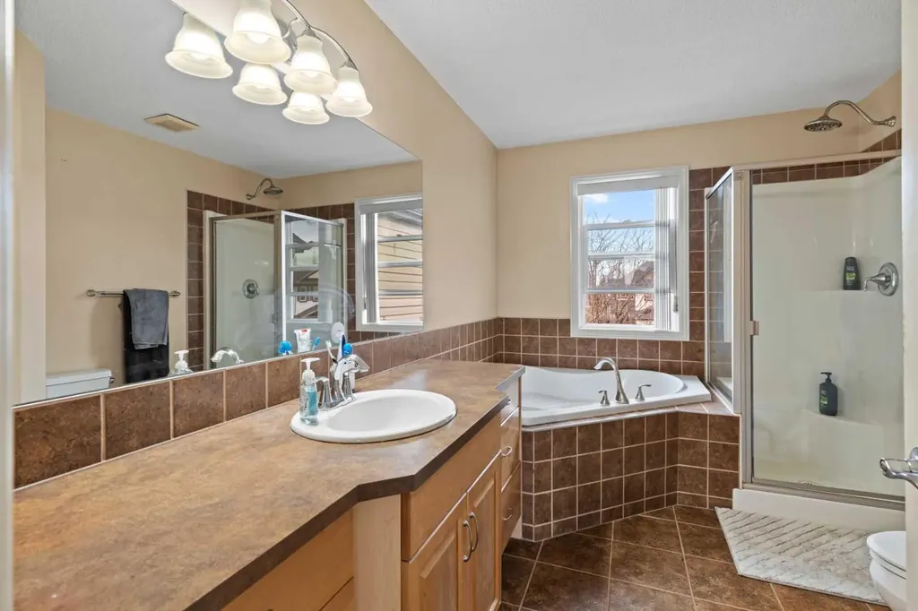 137 Copperleaf Bay SE Calgary AB T2Z0J2