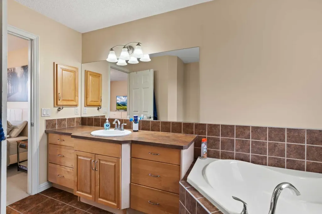 137 Copperleaf Bay SE Calgary AB T2Z0J2