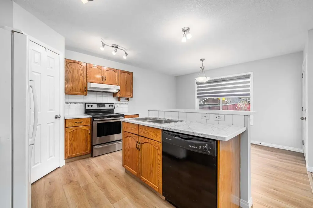 286 Martha's Manor NE Calgary AB T3J4Y6