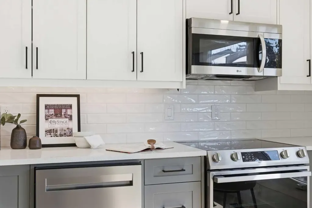 20 Point Mckay Court NW Calgary AB T3B 5B7