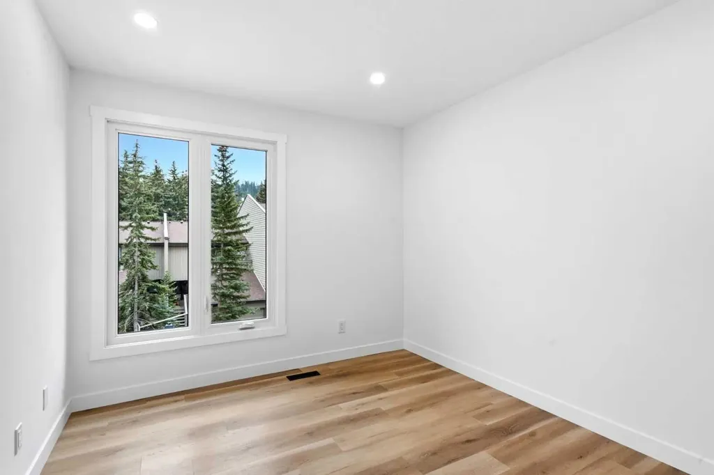 20 Point Mckay Court NW Calgary AB T3B 5B7