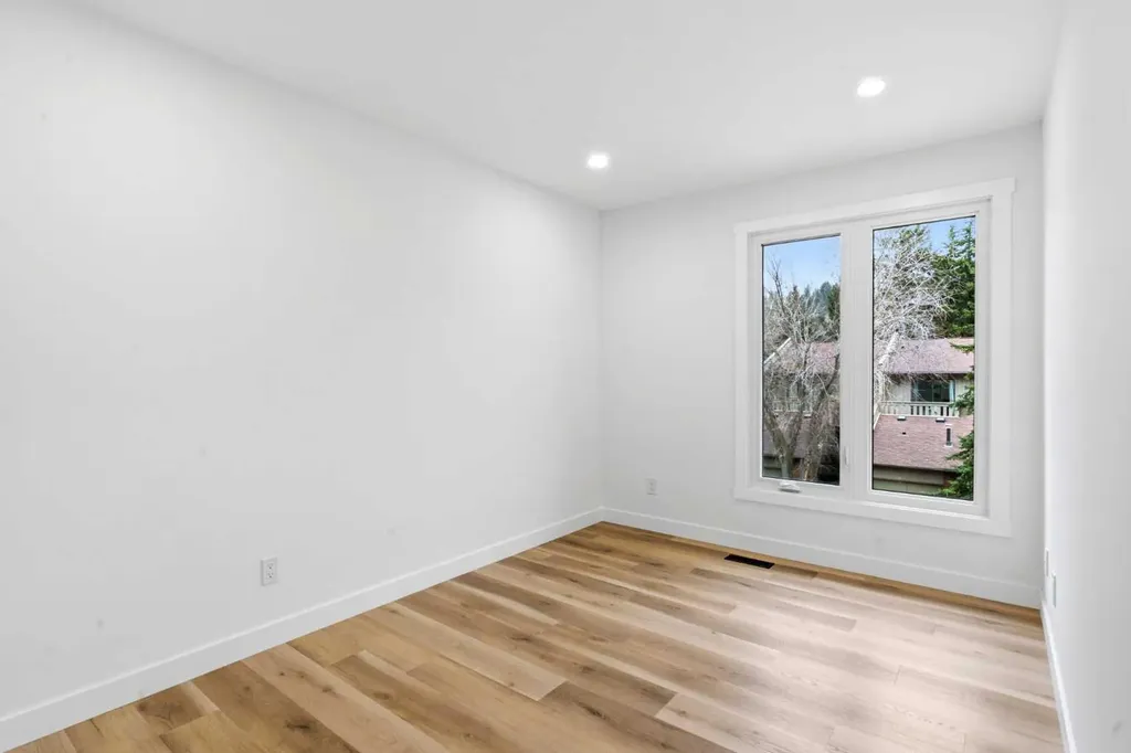 20 Point Mckay Court NW Calgary AB T3B 5B7