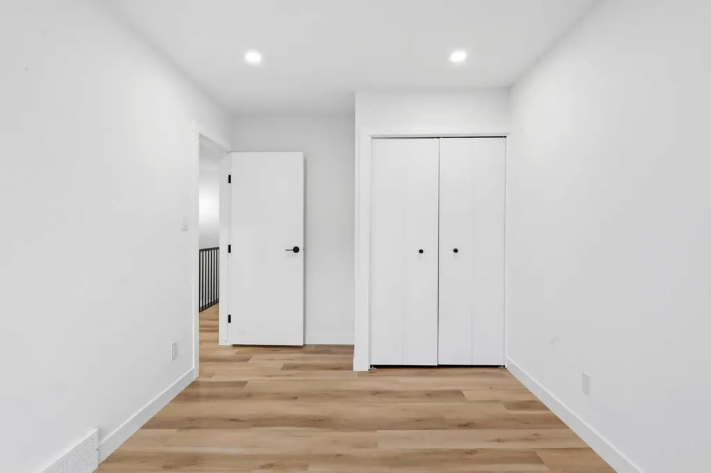 20 Point Mckay Court NW Calgary AB T3B 5B7