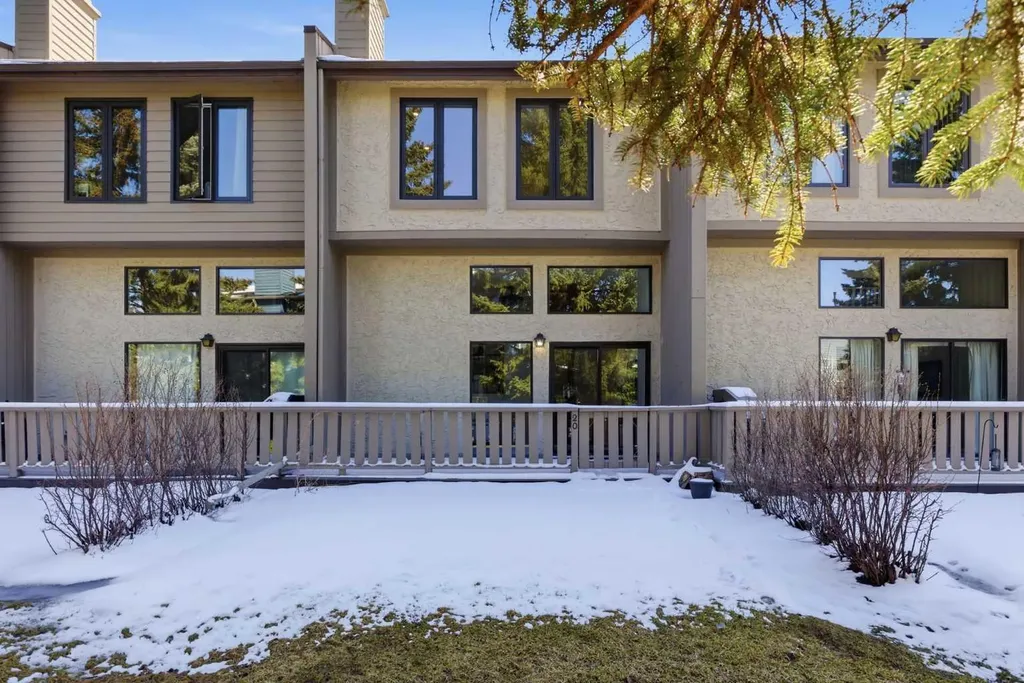 20 Point Mckay Court NW Calgary AB T3B 5B7