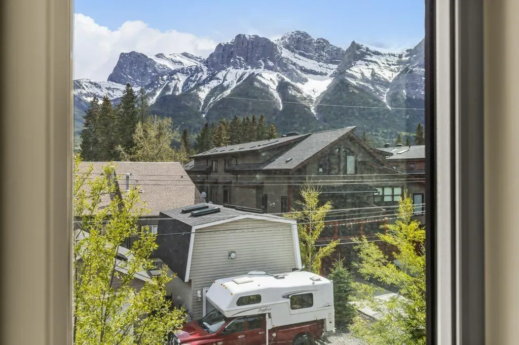 817 4th Street Canmore AB T1W 2G9