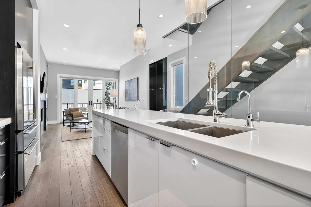 4905 21 Street SW Calgary AB T2T 5B7