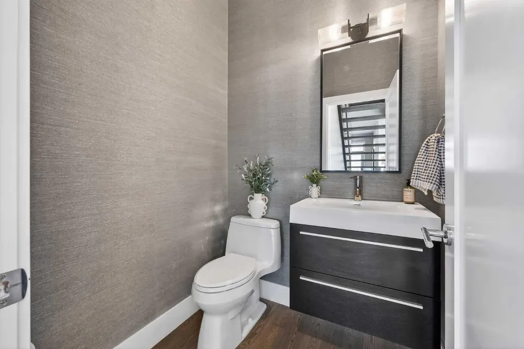 4905 21 Street SW Calgary AB T2T 5B7
